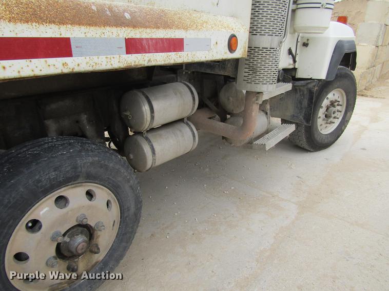 image for item DF3822 1996 Mack RD600 dump truck