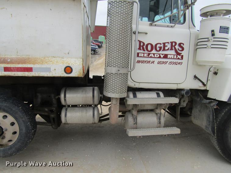 image for item DF3822 1996 Mack RD600 dump truck