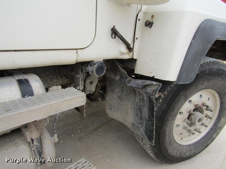 image for item DF3822 1996 Mack RD600 dump truck