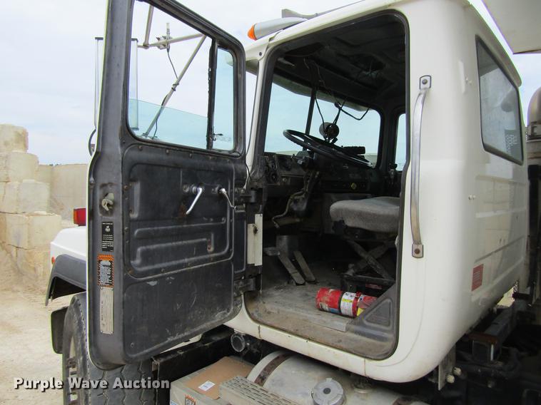 image for item DF3822 1996 Mack RD600 dump truck