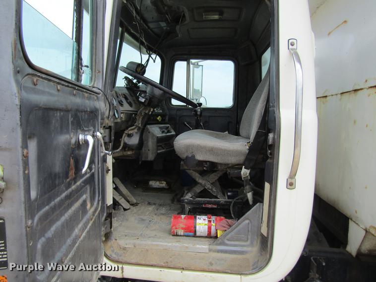 image for item DF3822 1996 Mack RD600 dump truck