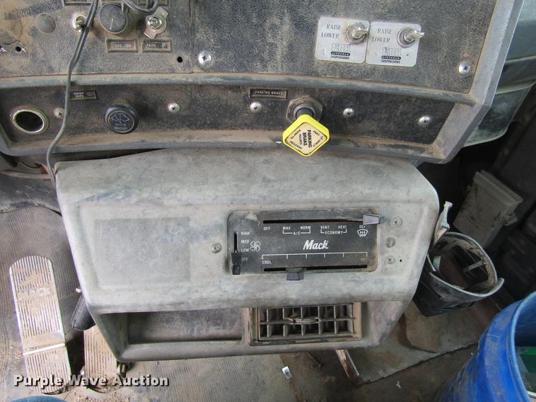 image for item DF3822 1996 Mack RD600 dump truck