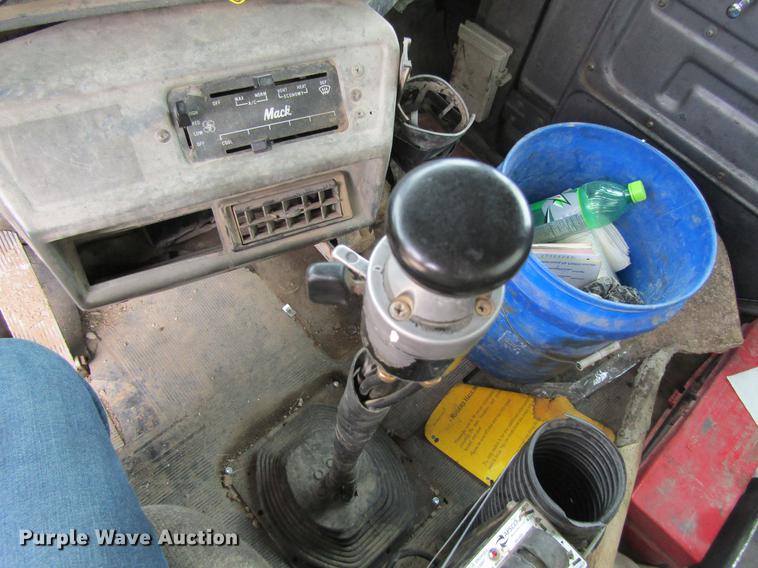 image for item DF3822 1996 Mack RD600 dump truck