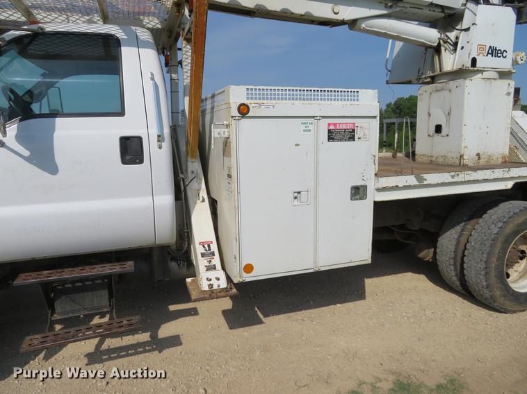 image for item EJ9627 2002 Ford F750 Super Duty digger derrick truck