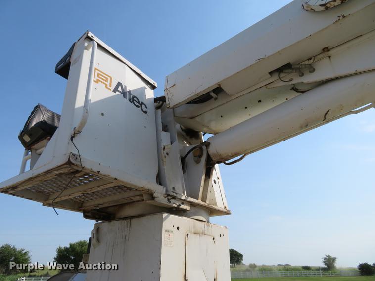 image for item EJ9627 2002 Ford F750 Super Duty digger derrick truck