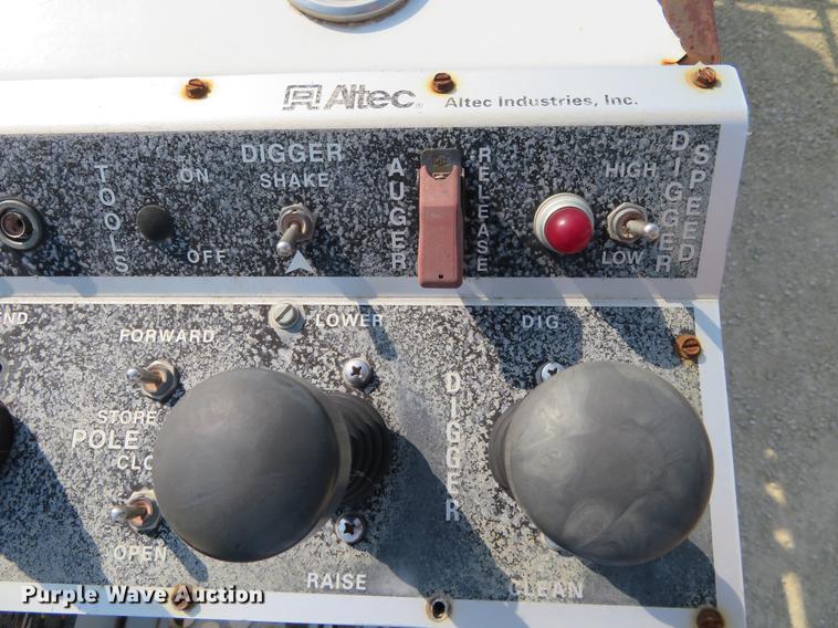 image for item EJ9627 2002 Ford F750 Super Duty digger derrick truck