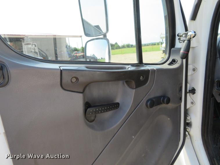 image for item EJ9630 2006 Freightliner Business Class M2 bucket truck