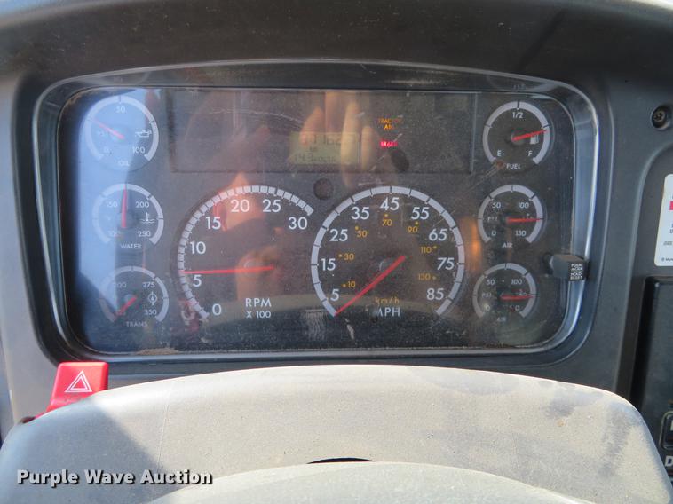 image for item EJ9630 2006 Freightliner Business Class M2 bucket truck