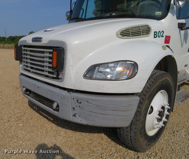 image for item EJ9630 2006 Freightliner Business Class M2 bucket truck