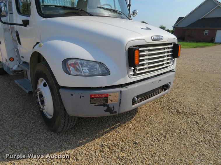 image for item EJ9630 2006 Freightliner Business Class M2 bucket truck