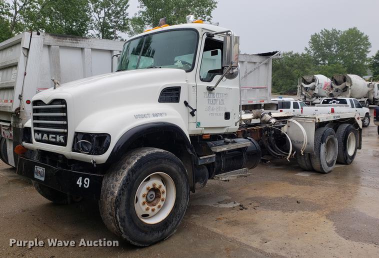 image for item EP9455 2005 Mack CV713 truck cab and chassis