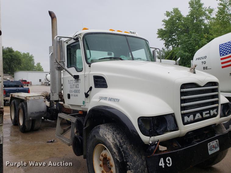 image for item EP9455 2005 Mack CV713 truck cab and chassis