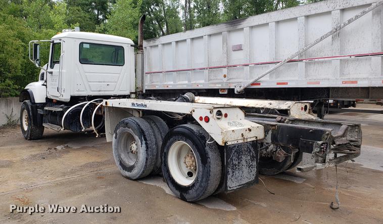 image for item EP9455 2005 Mack CV713 truck cab and chassis