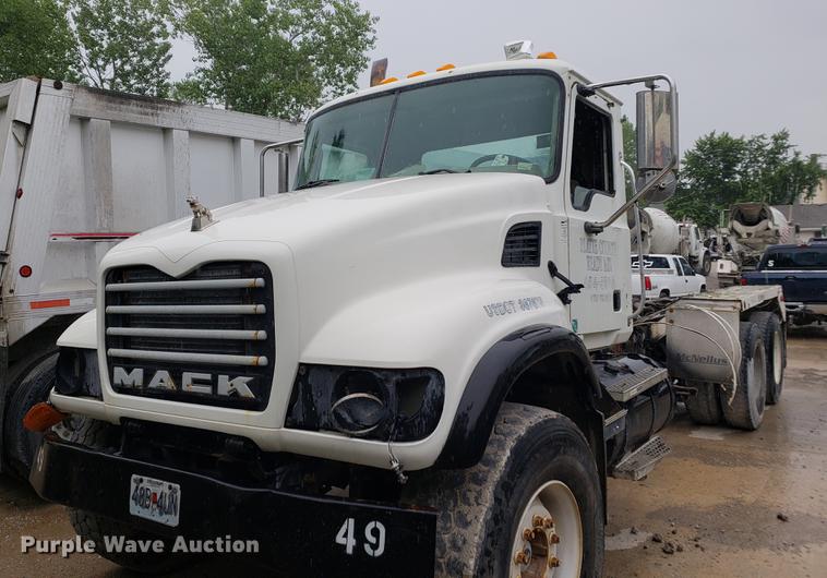 image for item EP9455 2005 Mack CV713 truck cab and chassis
