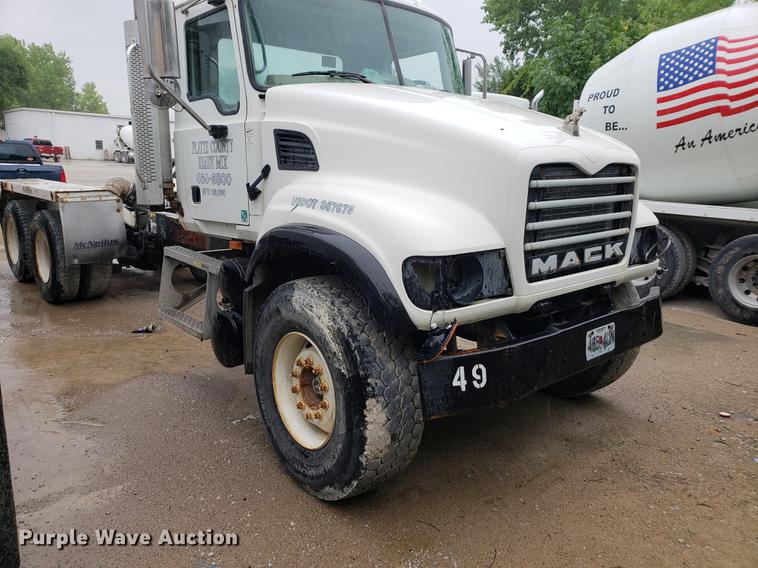 image for item EP9455 2005 Mack CV713 truck cab and chassis