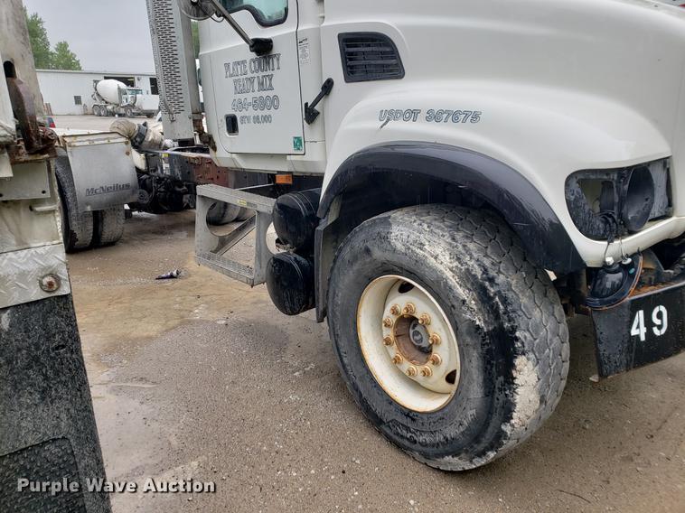 image for item EP9455 2005 Mack CV713 truck cab and chassis