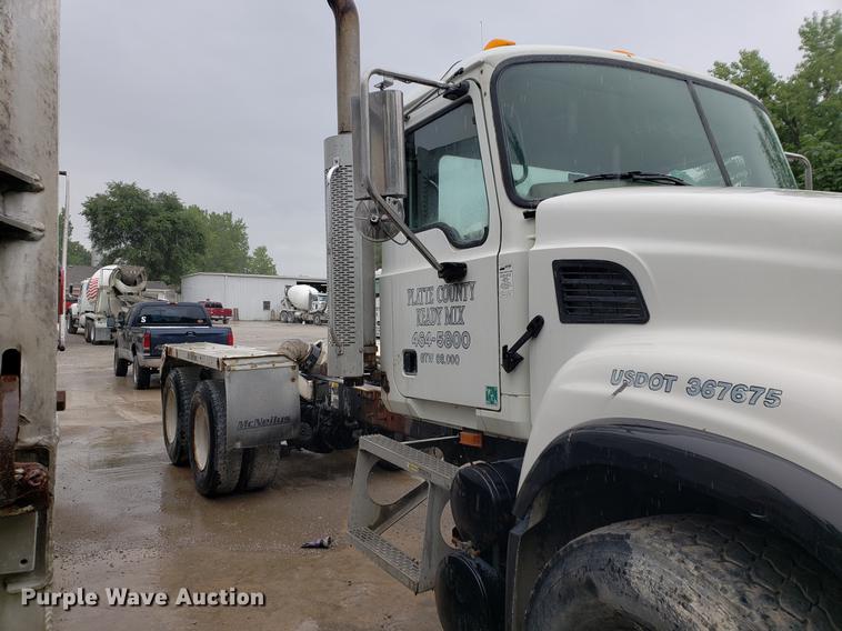 image for item EP9455 2005 Mack CV713 truck cab and chassis