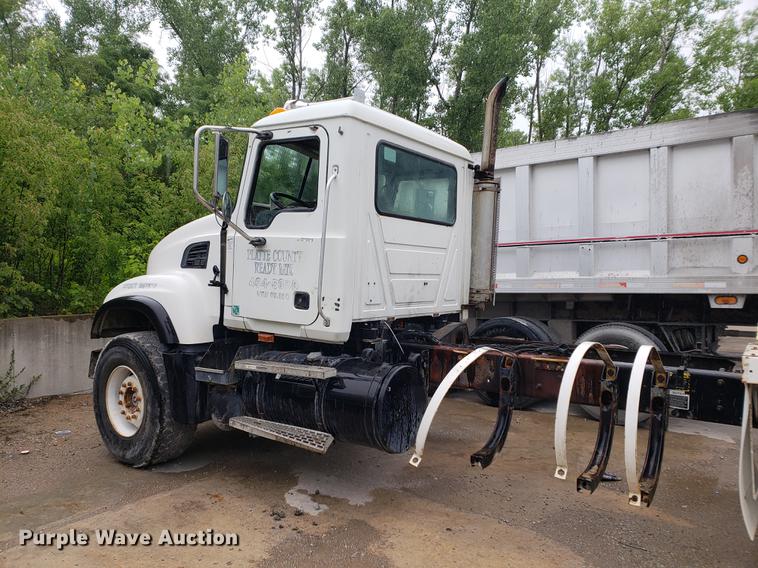 image for item EP9455 2005 Mack CV713 truck cab and chassis