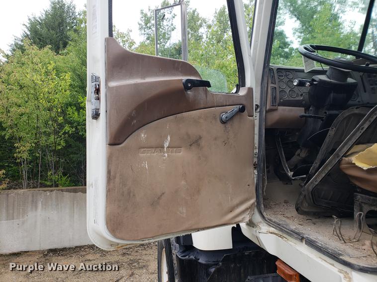 image for item EP9455 2005 Mack CV713 truck cab and chassis