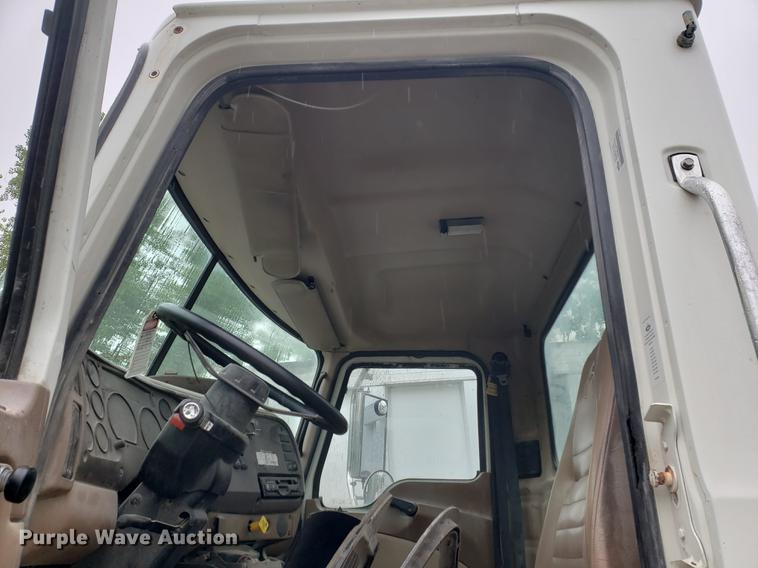 image for item EP9455 2005 Mack CV713 truck cab and chassis