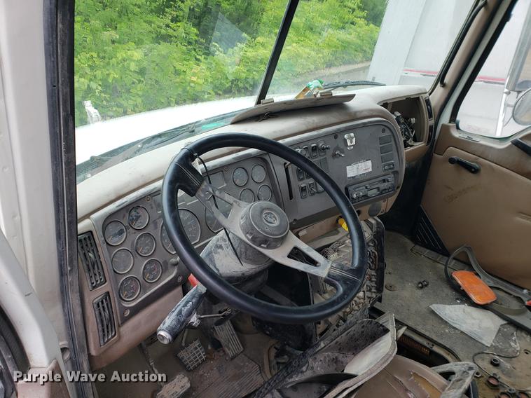 image for item EP9455 2005 Mack CV713 truck cab and chassis