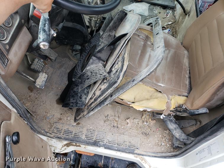 image for item EP9455 2005 Mack CV713 truck cab and chassis