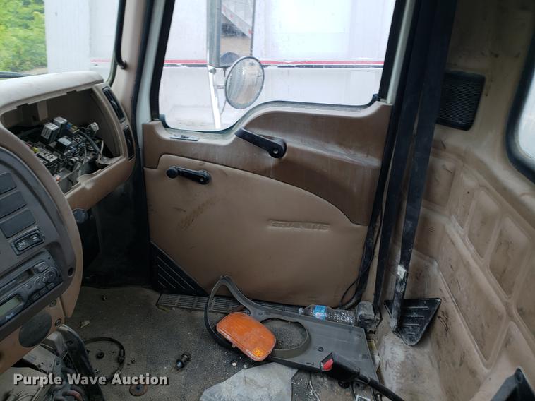 image for item EP9455 2005 Mack CV713 truck cab and chassis