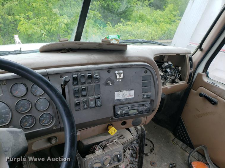 image for item EP9455 2005 Mack CV713 truck cab and chassis