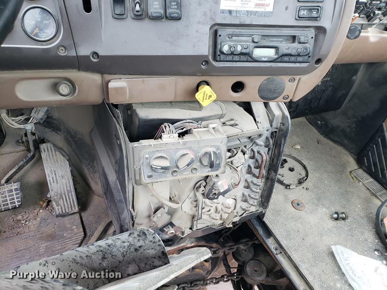 image for item EP9455 2005 Mack CV713 truck cab and chassis