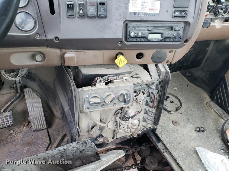 image for item EP9455 2005 Mack CV713 truck cab and chassis