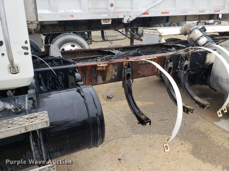 image for item EP9455 2005 Mack CV713 truck cab and chassis