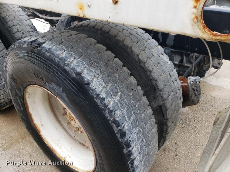 image for item EP9455 2005 Mack CV713 truck cab and chassis