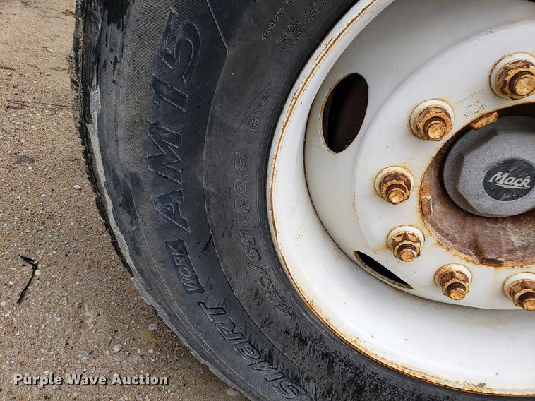 image for item EP9455 2005 Mack CV713 truck cab and chassis