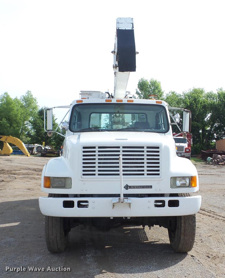 image for item J8503 1999 International 4800 bucket truck