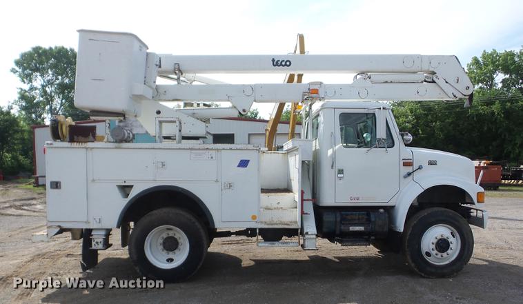 image for item J8503 1999 International 4800 bucket truck