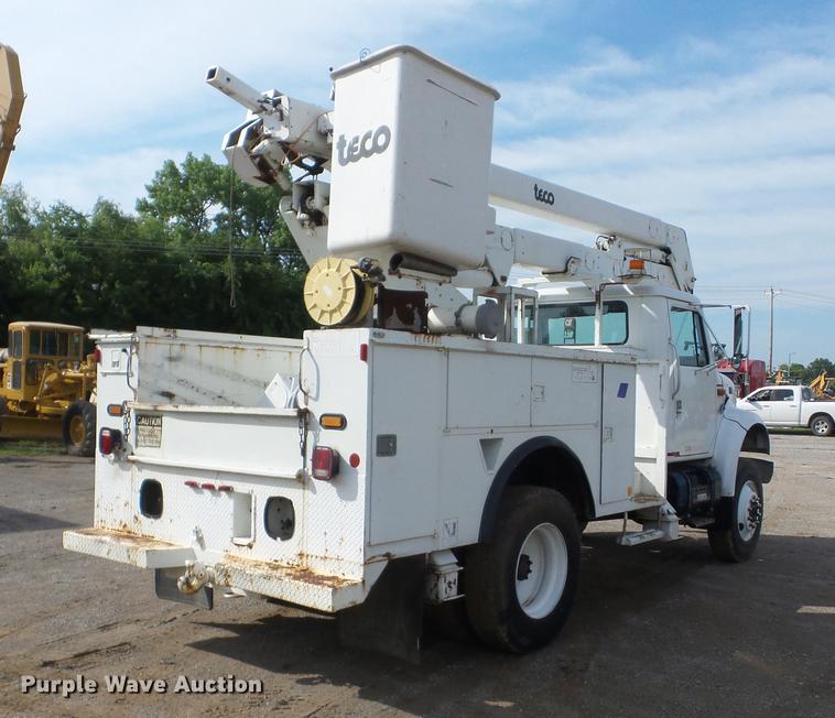 image for item J8503 1999 International 4800 bucket truck