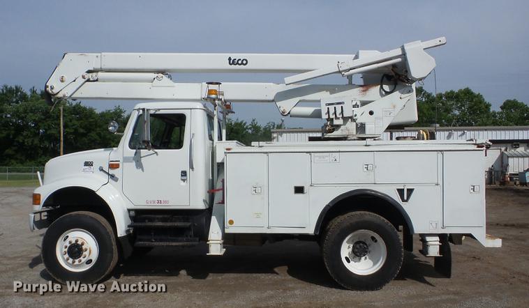 image for item J8503 1999 International 4800 bucket truck