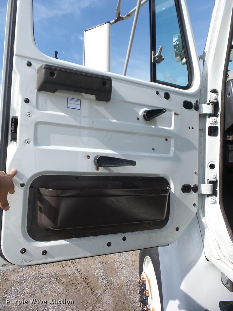 image for item J8503 1999 International 4800 bucket truck