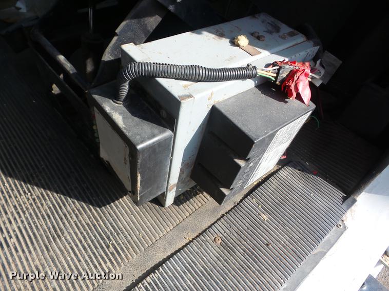 image for item J8503 1999 International 4800 bucket truck