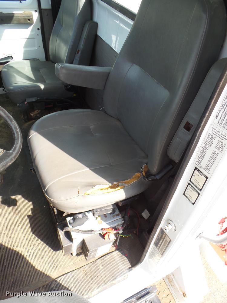 image for item J8503 1999 International 4800 bucket truck