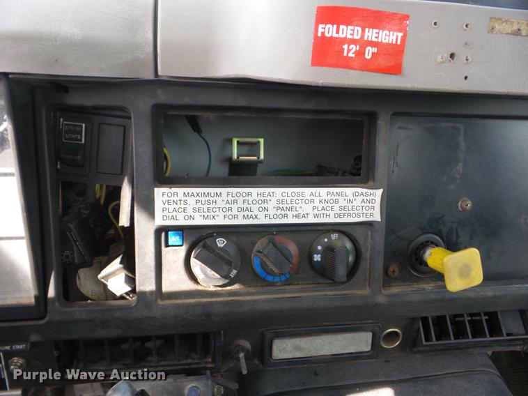 image for item J8503 1999 International 4800 bucket truck