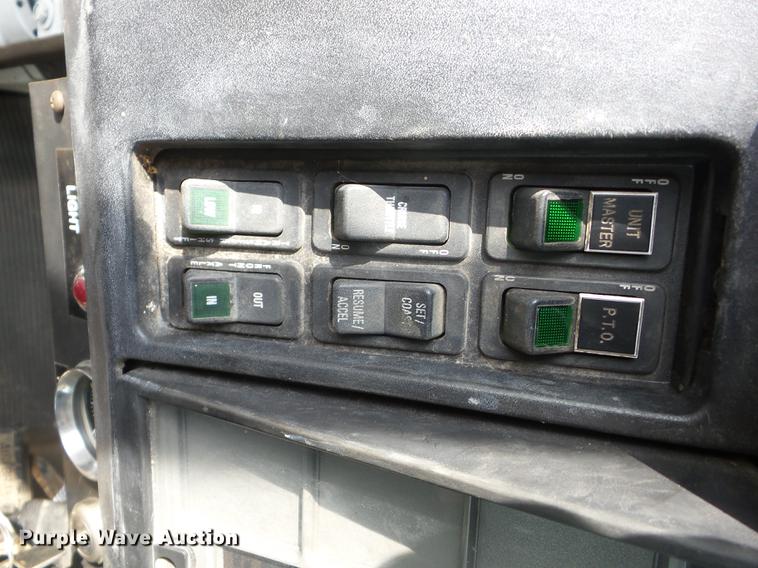 image for item J8503 1999 International 4800 bucket truck