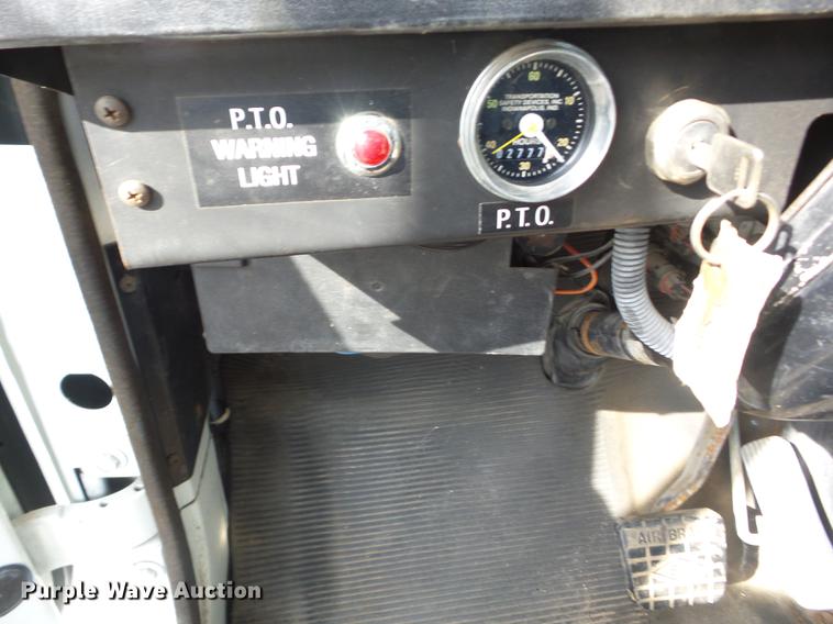 image for item J8503 1999 International 4800 bucket truck