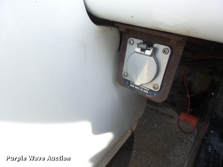 image for item J8503 1999 International 4800 bucket truck