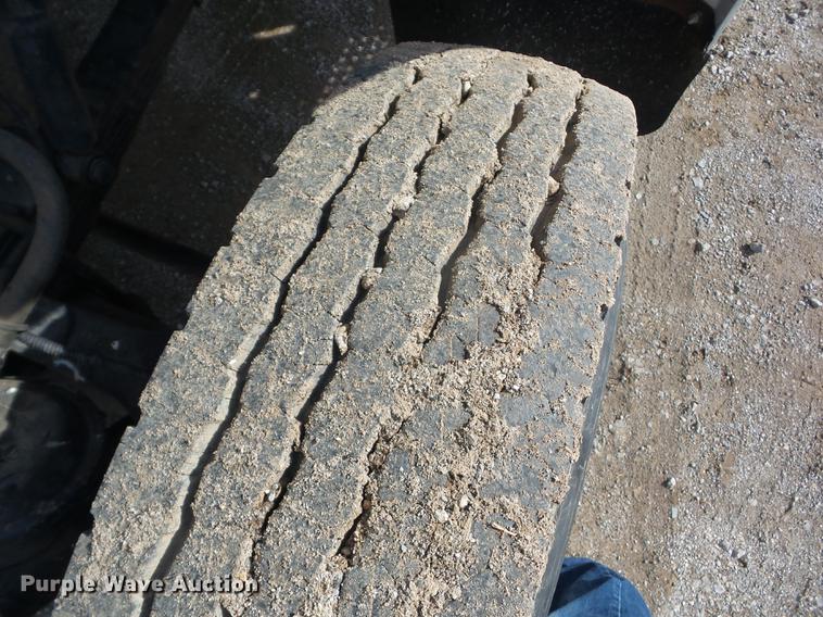 image for item J8503 1999 International 4800 bucket truck