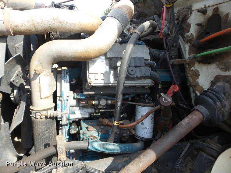 image for item J8503 1999 International 4800 bucket truck