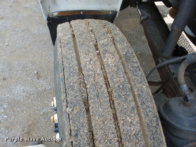 image for item J8503 1999 International 4800 bucket truck