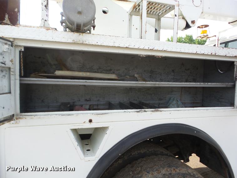 image for item J8503 1999 International 4800 bucket truck