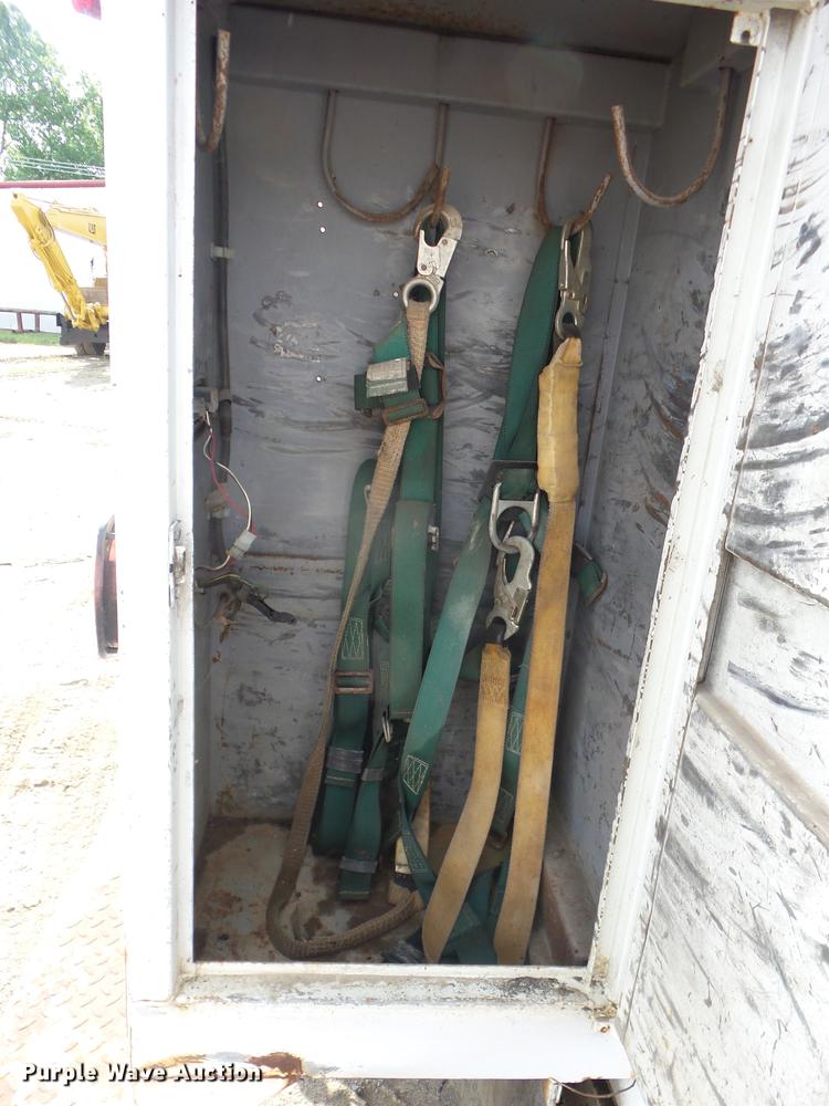 image for item J8503 1999 International 4800 bucket truck