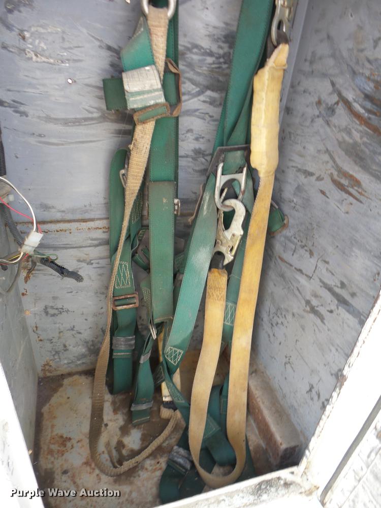 image for item J8503 1999 International 4800 bucket truck